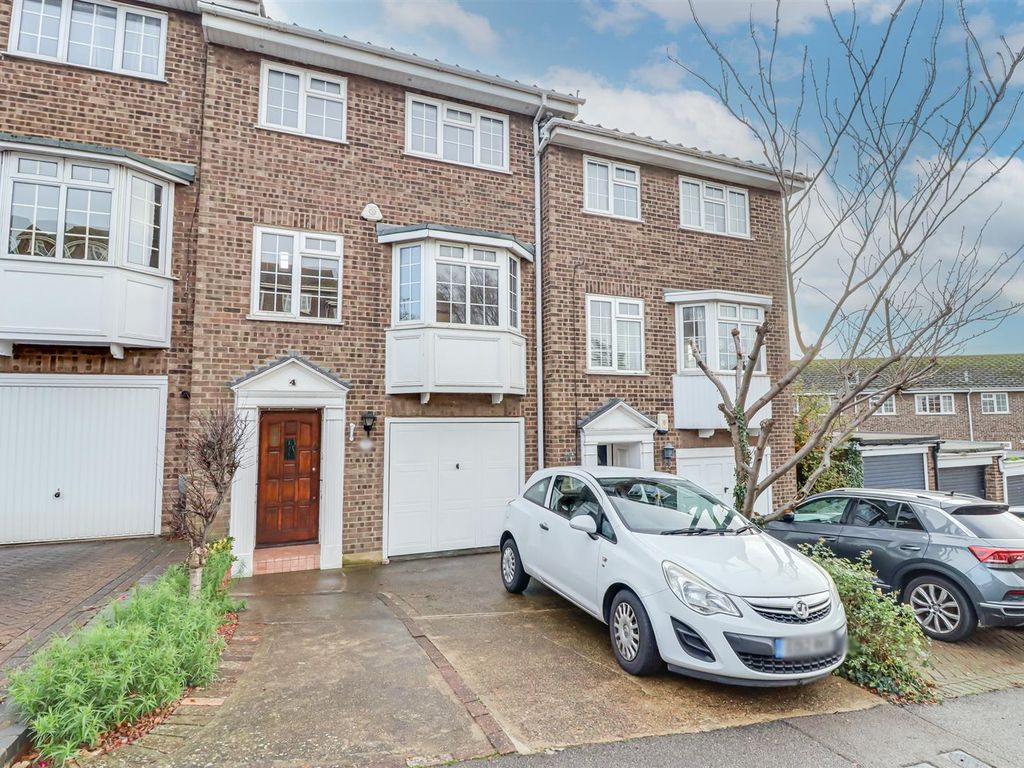 3 bed town house for sale in Station Road, Benfleet SS7, £400,000