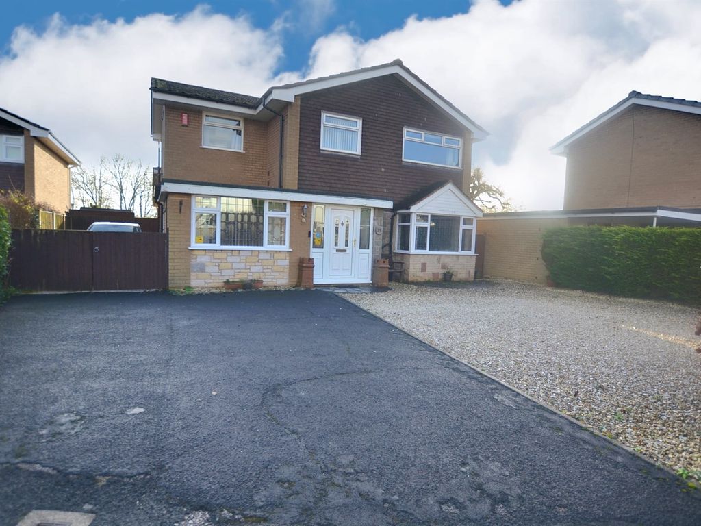4 bed detached house for sale in Coniston Drive, Holmes Chapel, Crewe CW4, £475,000