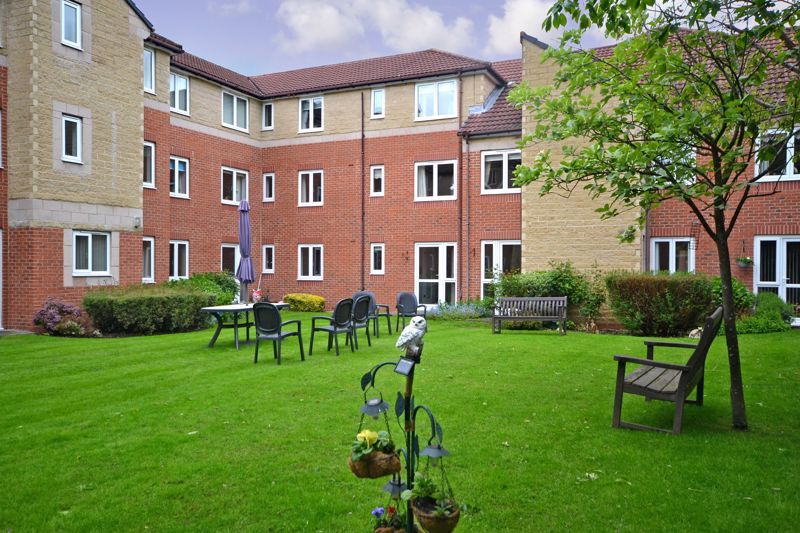 1 bed flat for sale in Barons Court, Solihull B92, £70,000