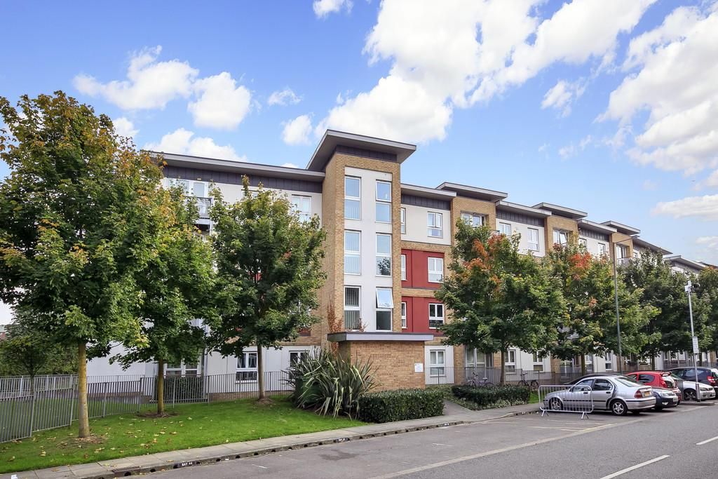 2 bed flat for sale in Langhorn Drive, Twickenham TW2, £365,000