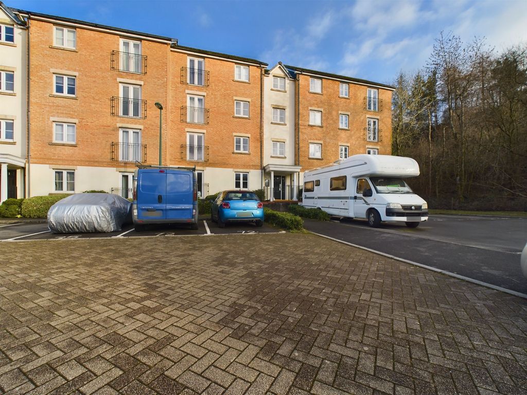 1 bed flat for sale in Clos Gwaith Dur, Ebbw Vale NP23, £100,000