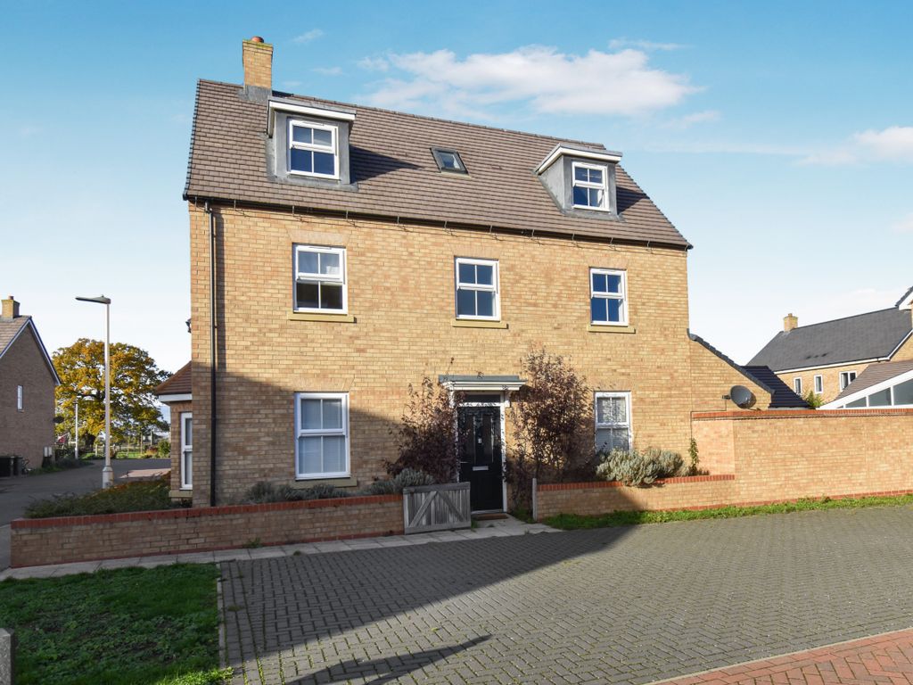 5 bed detached house for sale in Carter Meadow, Biggleswade SG18, £525,000