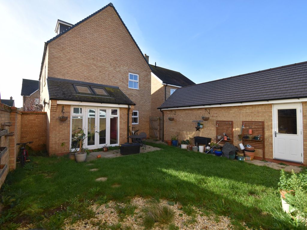 5 bed detached house for sale in Carter Meadow, Biggleswade SG18, £525,000