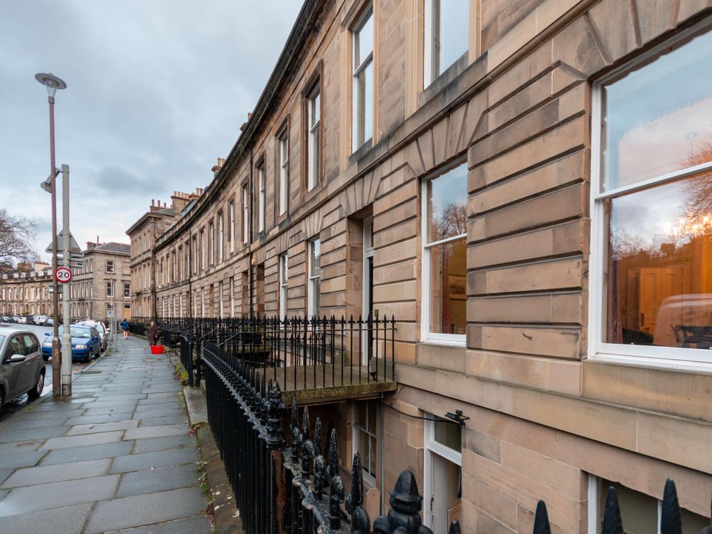 2 bed flat to rent in Lansdowne Crescent, Edinburgh EH12, £1,295 pcm