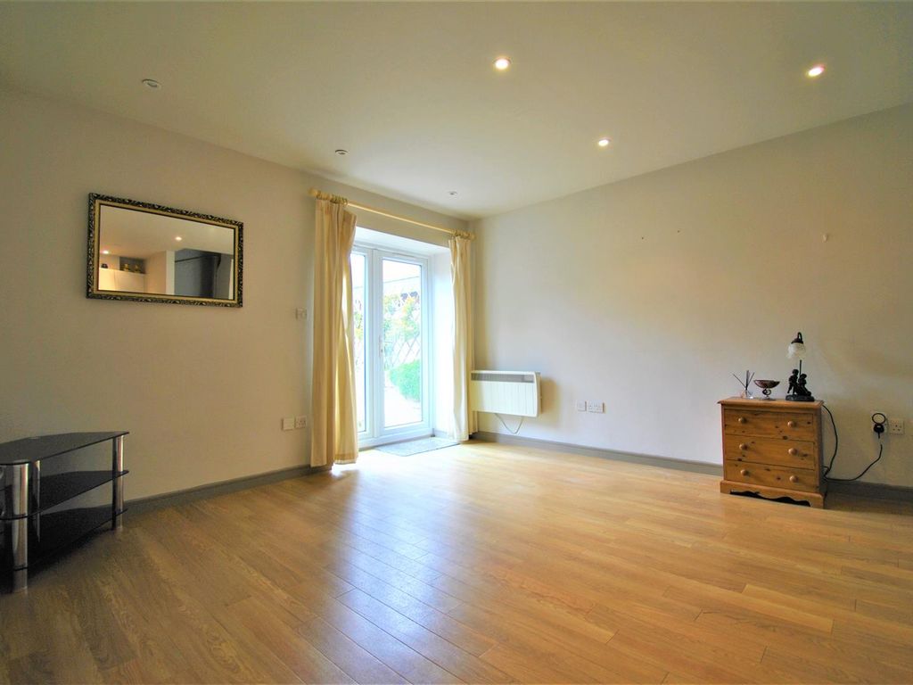 2 bed flat for sale in Upper King Street, Royston SG8, £220,000