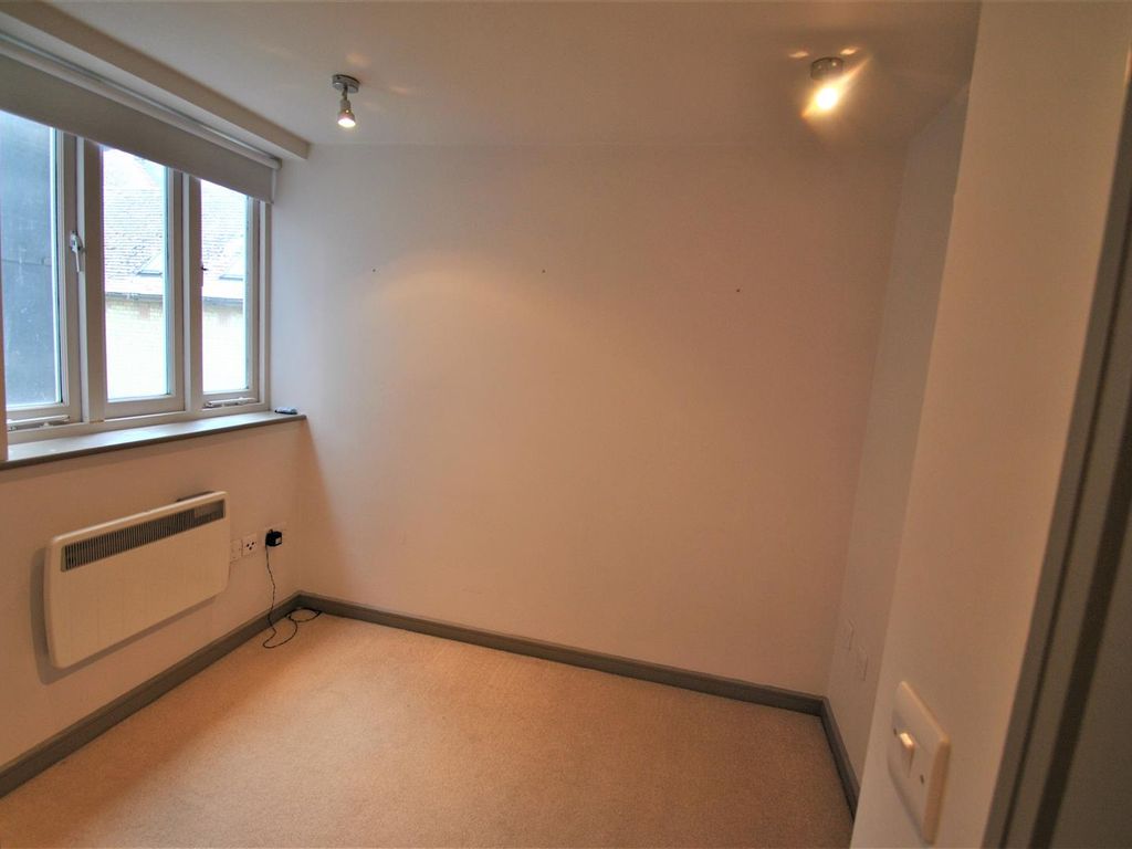 2 bed flat for sale in Upper King Street, Royston SG8, £220,000