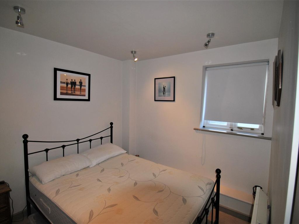 2 bed flat for sale in Upper King Street, Royston SG8, £220,000