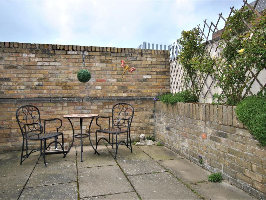 2 bed flat for sale in Upper King Street, Royston SG8, £220,000