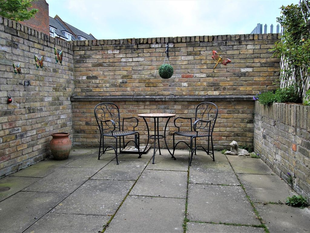 2 bed flat for sale in Upper King Street, Royston SG8, £220,000