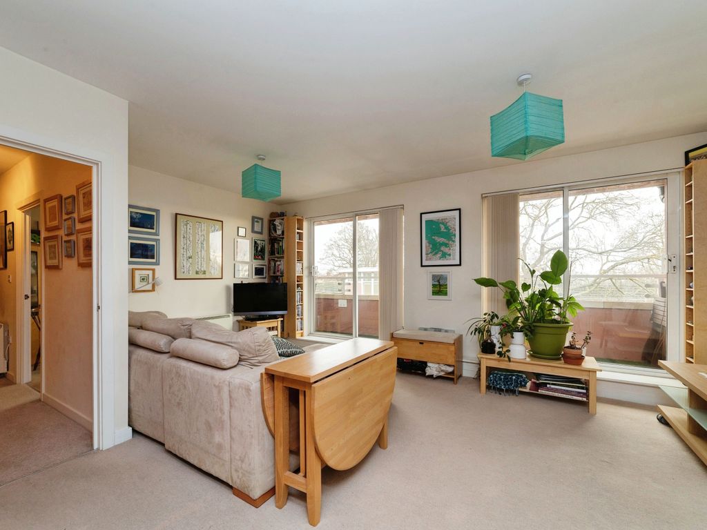 2 bed flat for sale in Clementine Walk, Woodford Green IG8, £475,000