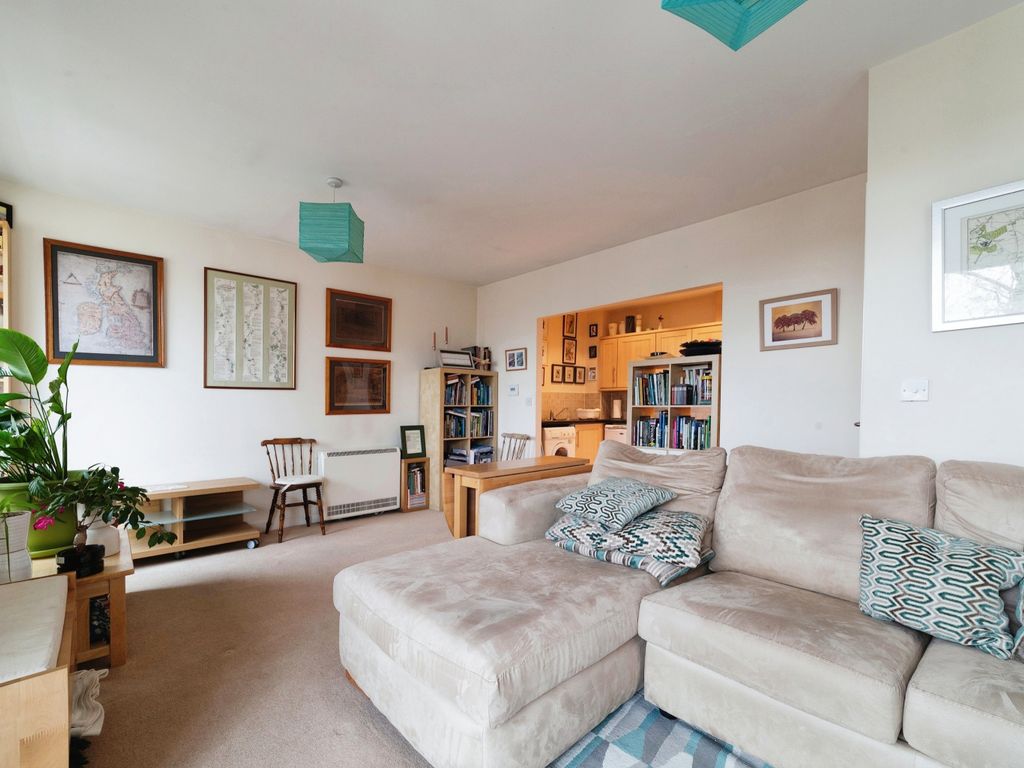 2 bed flat for sale in Clementine Walk, Woodford Green IG8, £475,000