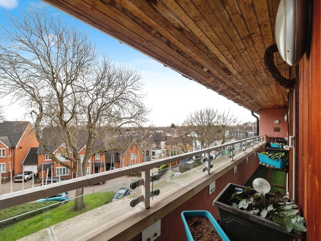 2 bed flat for sale in Clementine Walk, Woodford Green IG8, £475,000