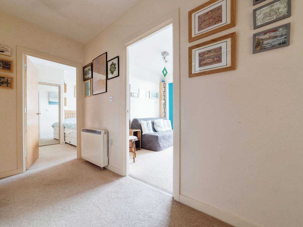 2 bed flat for sale in Clementine Walk, Woodford Green IG8, £475,000