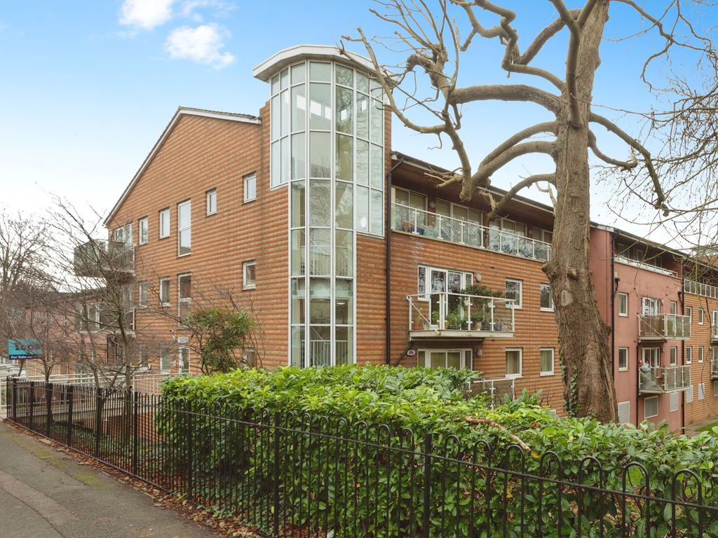 2 bed flat for sale in Clementine Walk, Woodford Green IG8, £475,000
