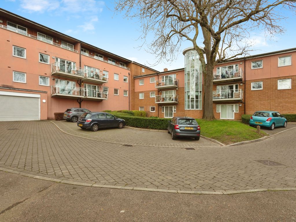 2 bed flat for sale in Clementine Walk, Woodford Green IG8, £475,000