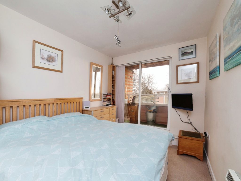 2 bed flat for sale in Clementine Walk, Woodford Green IG8, £475,000