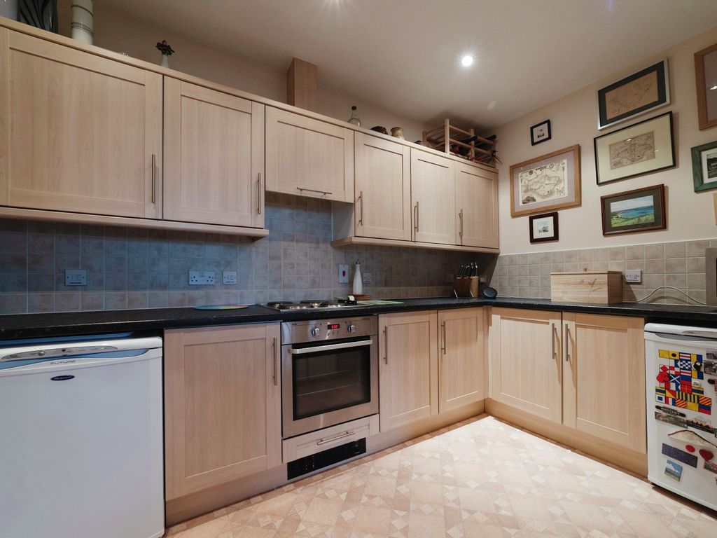 2 bed flat for sale in Clementine Walk, Woodford Green IG8, £475,000