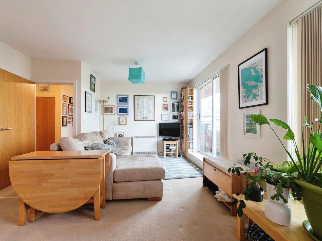 2 bed flat for sale in Clementine Walk, Woodford Green IG8, £475,000