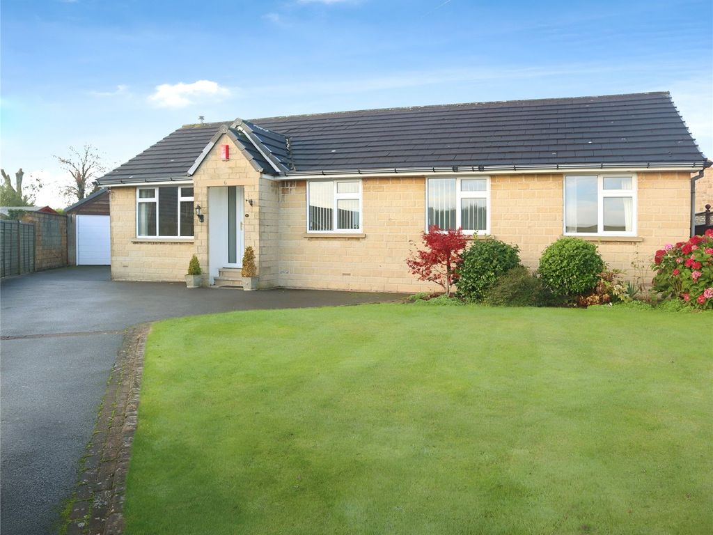 3 bed bungalow to rent in Greenfinch Grove, Netherton, Huddersfield HD4, £1,300 pcm
