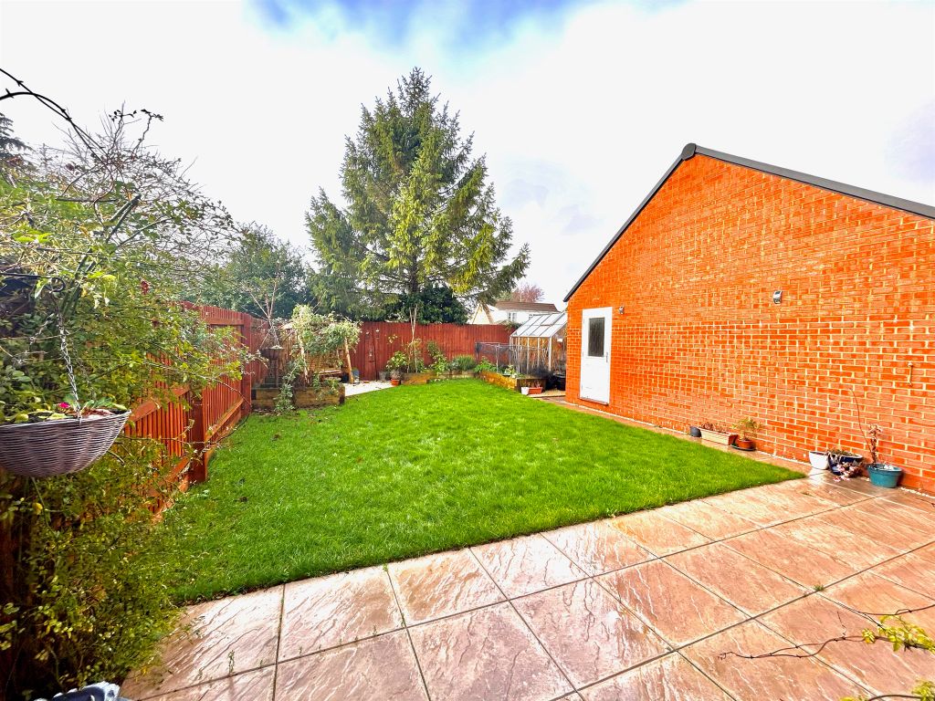 3 bed detached house for sale in Speight Crescent, Kettering NN15, £315,000
