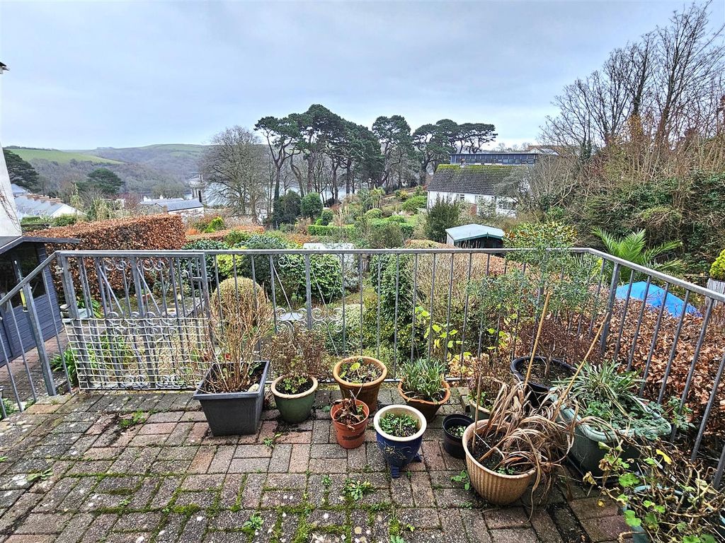 3 bed detached house for sale in Vicarage Meadow, Fowey PL23, £485,000