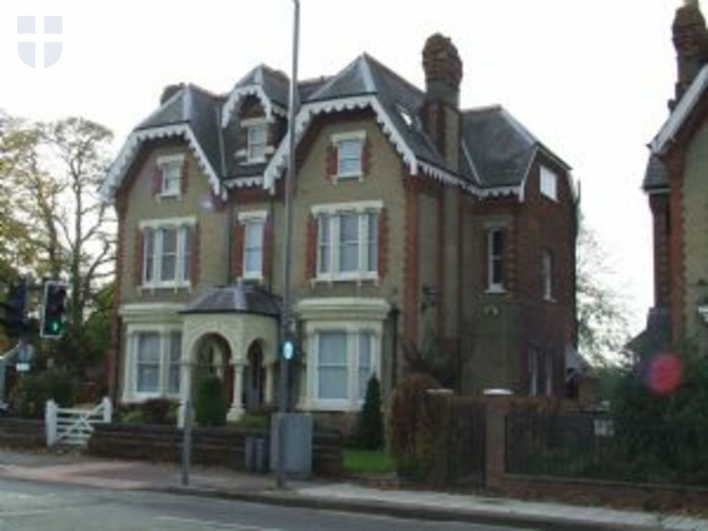 2 bed flat to rent in Wendover Road, Aylesbury HP21, £1,000 pcm