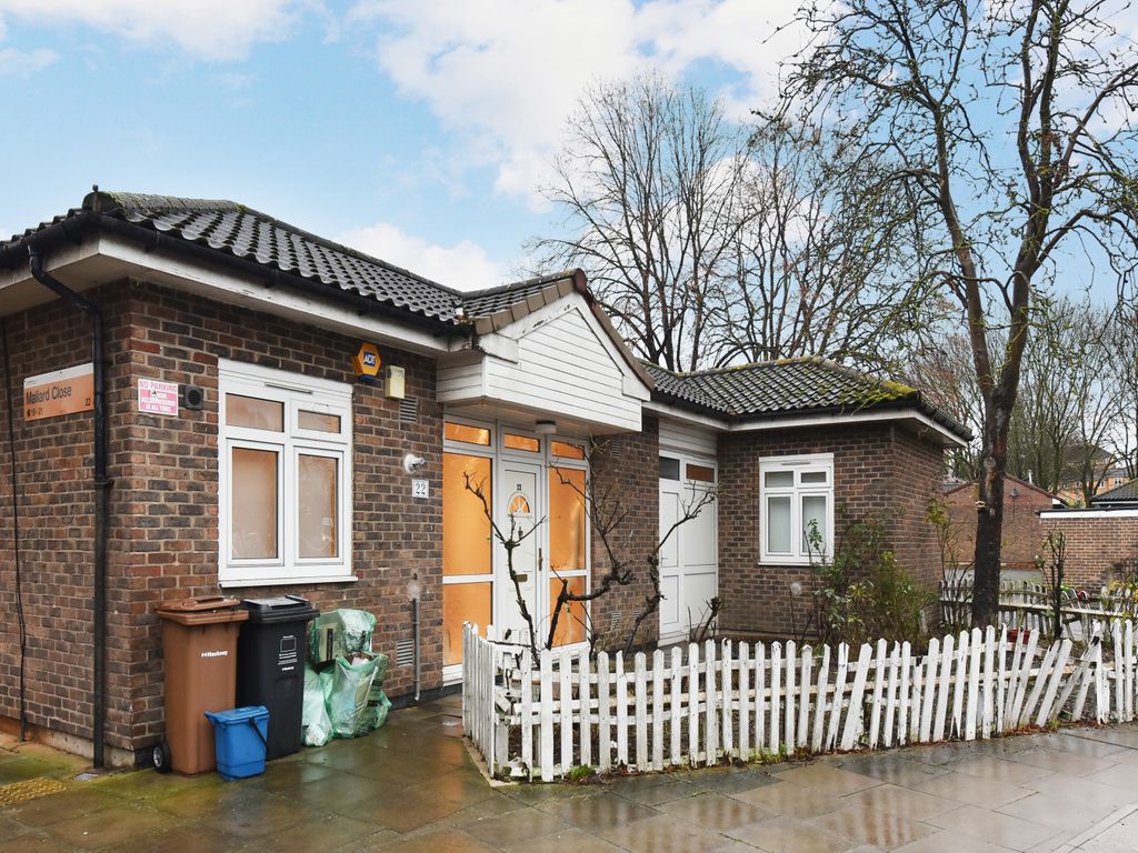 4 bed semi-detached bungalow for sale in Mallard Close, Hackney Wick, London E9, £750,000