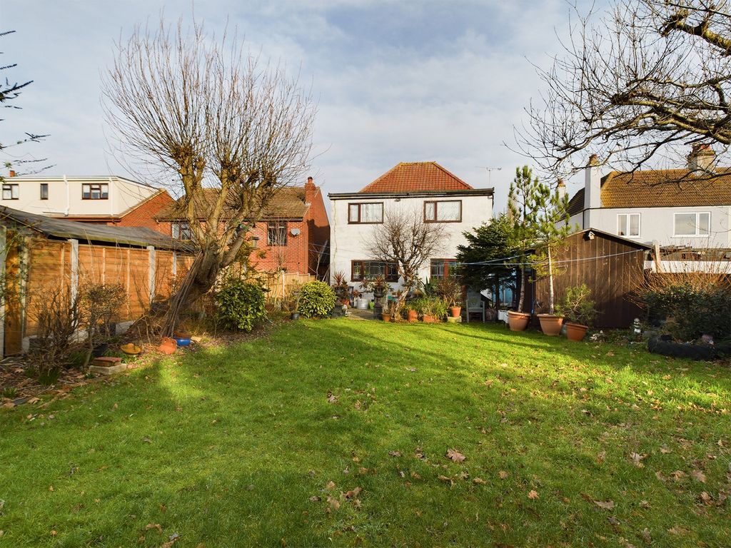 5 bed detached house for sale in Hatley Gardens, Benfleet SS7, £575,000