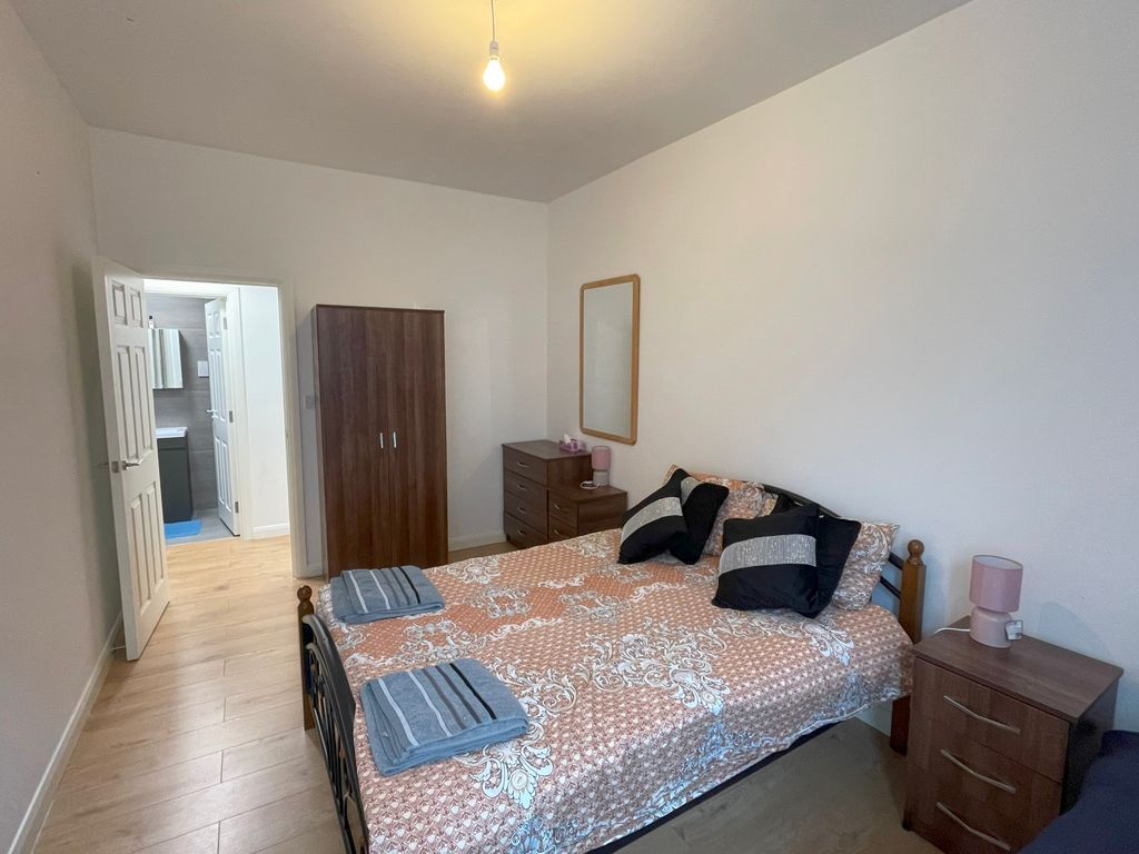 1 bed flat for sale in Drayton Green Road, London W13, £485,000