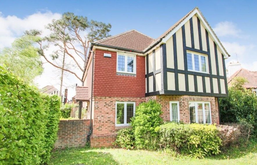 4 bed detached house to rent in Rowplatt Close, Felbridge, East Grinstead, Surrey RH19, £2,750 pcm