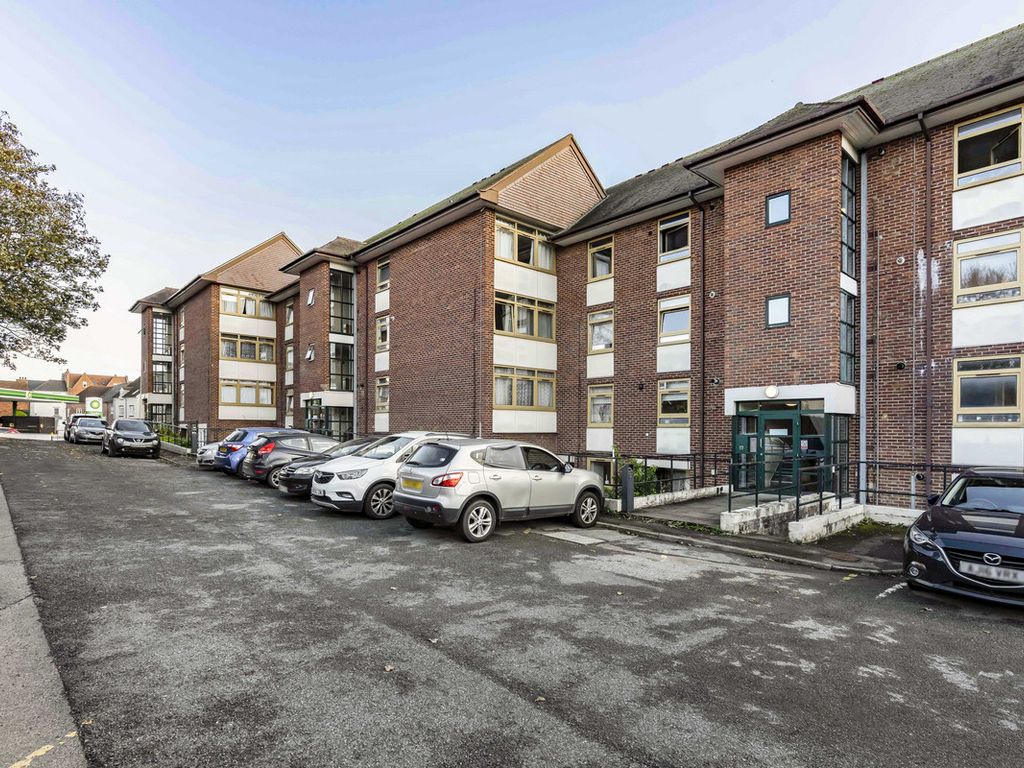 2 bed flat for sale in The Vineyard, Abingdon OX14, £235,000