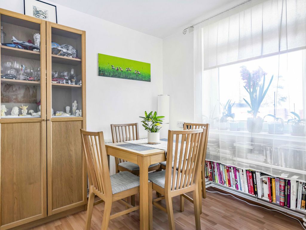 2 bed flat for sale in The Vineyard, Abingdon OX14, £235,000