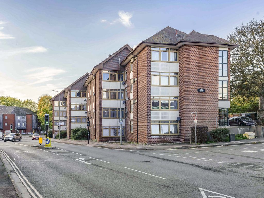 2 bed flat for sale in The Vineyard, Abingdon OX14, £235,000