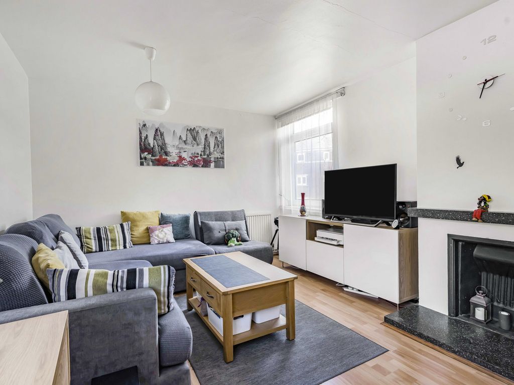 2 bed flat for sale in The Vineyard, Abingdon OX14, £235,000