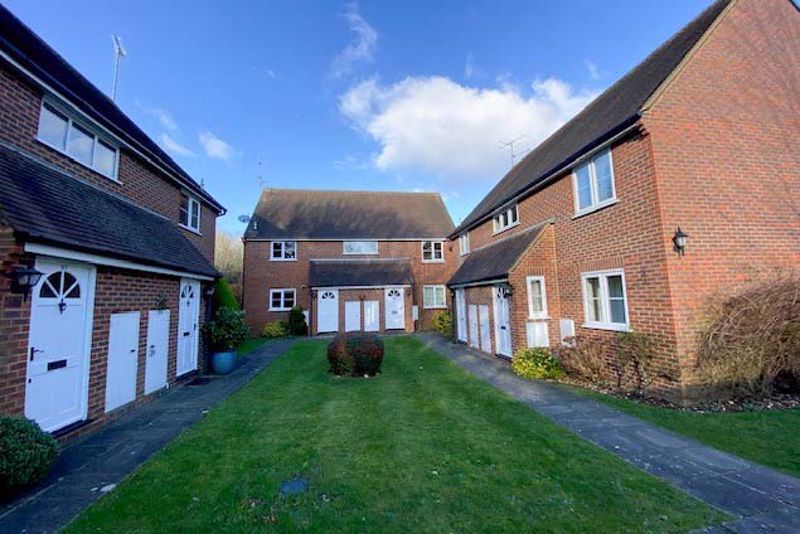 2 bed flat for sale in Station Approach, Great Missenden HP16, £375,000