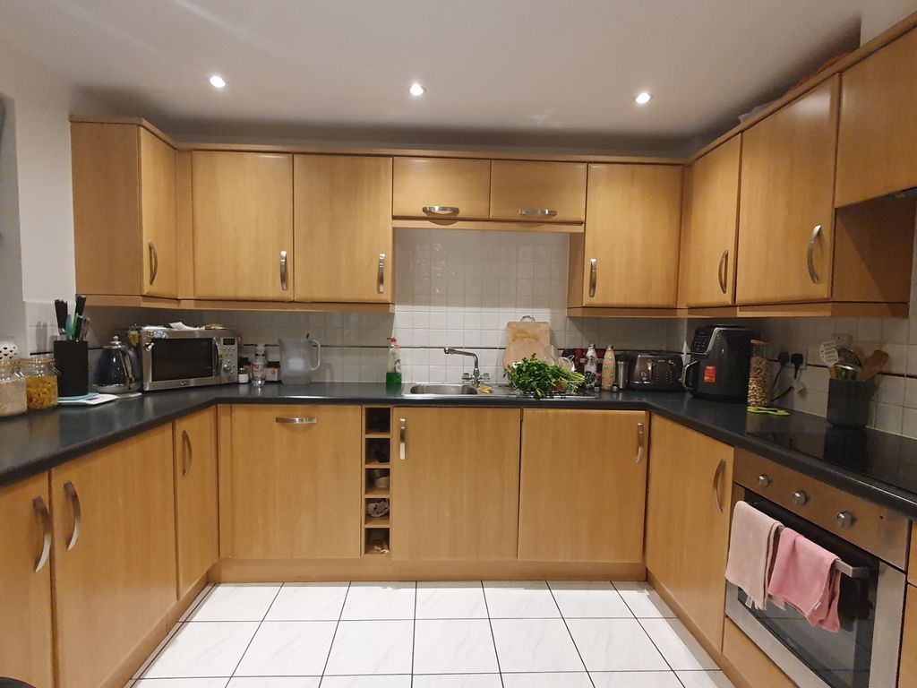 2 bed flat for sale in Windmill Road, Slough SL1, £224,950