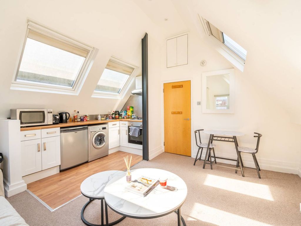 1 bed flat for sale in Hildreth Street, Balham, London SW12, £300,000