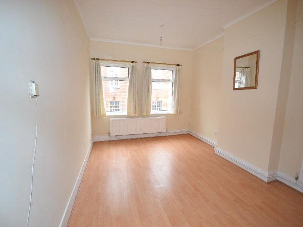 2 bed flat to rent in Station Road, Harpenden AL5, £1,400 pcm