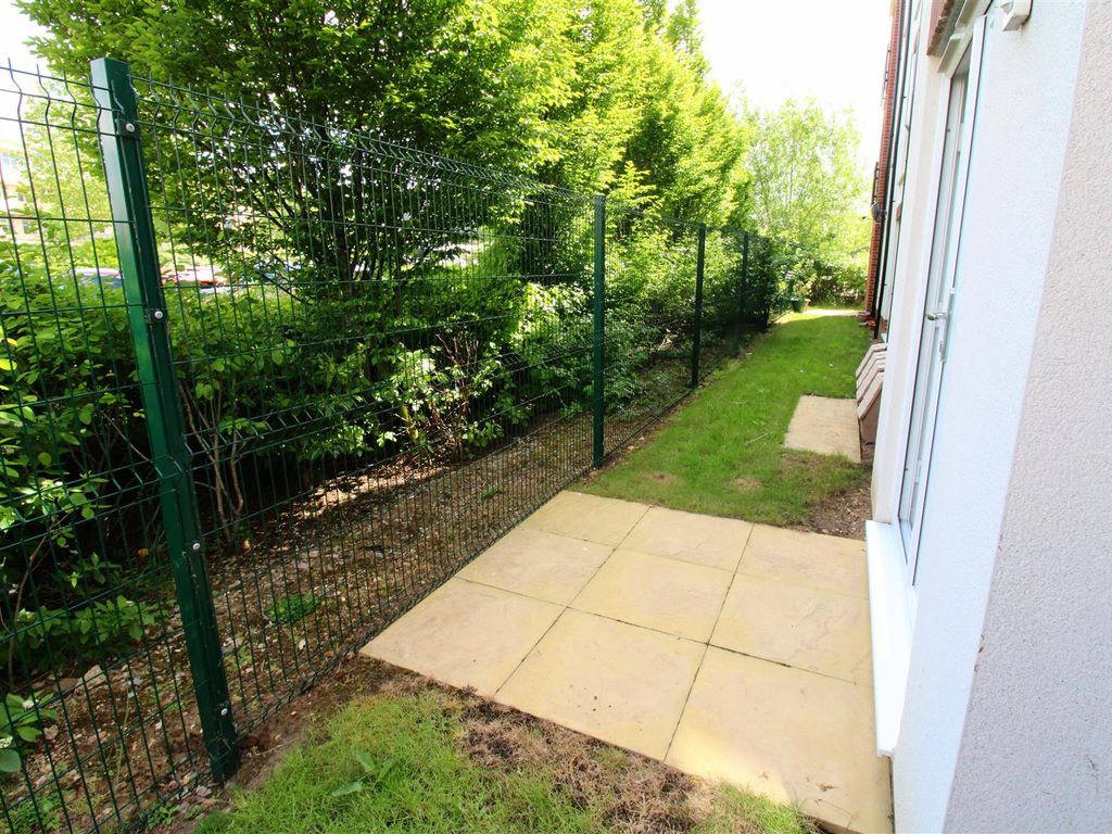 1 bed flat for sale in Anton Close, Rugby CV21, £157,250