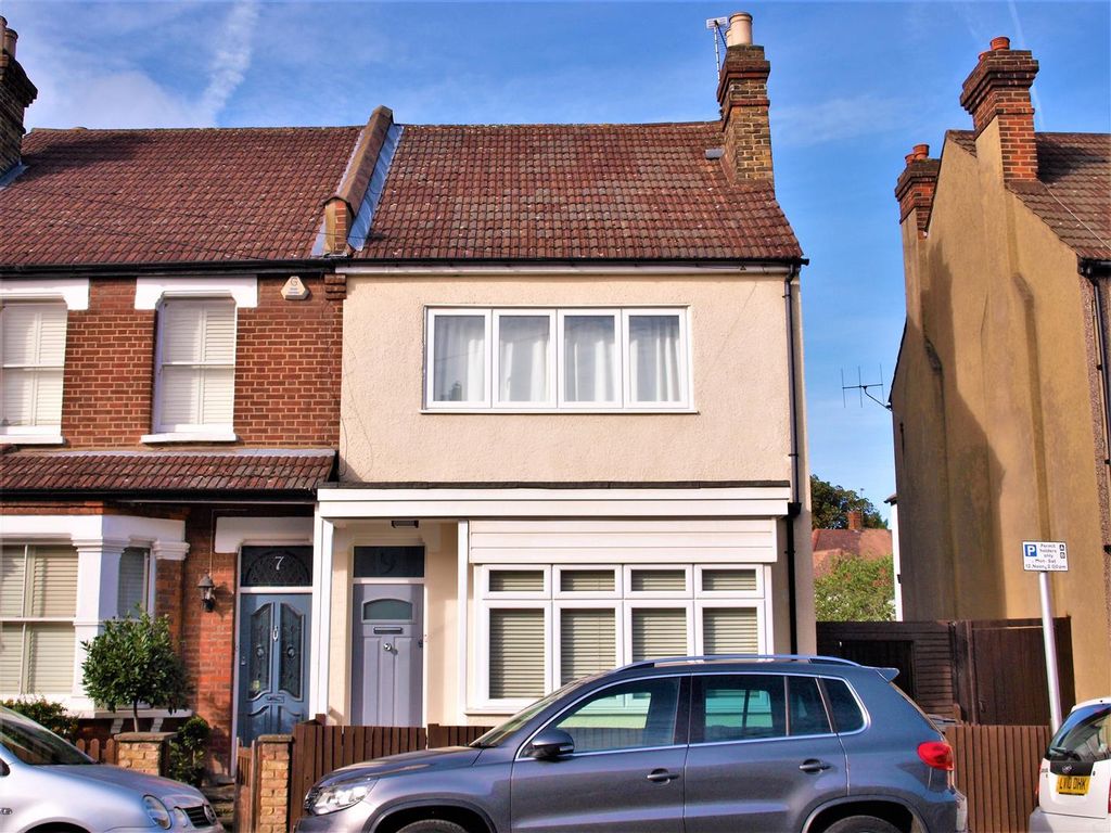3 bed semi-detached house to rent in Meadow Road, Shortlands BR2, £2,250 pcm
