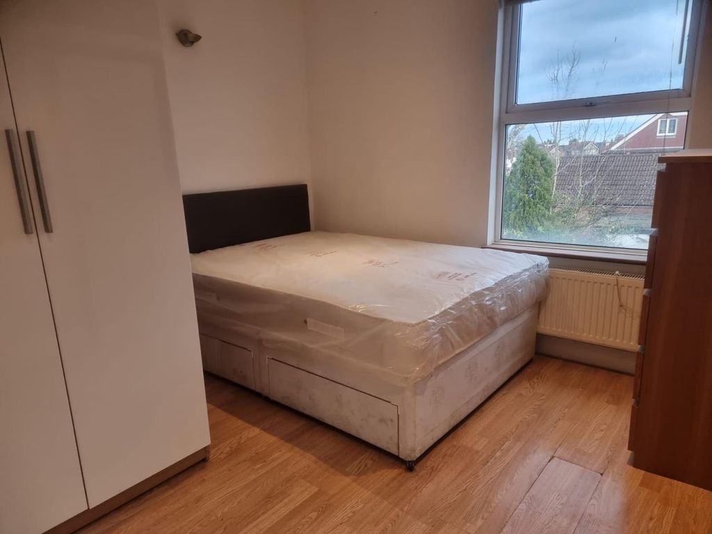 Room to rent in Etchingham Park Road, London N3, £1,200 pcm