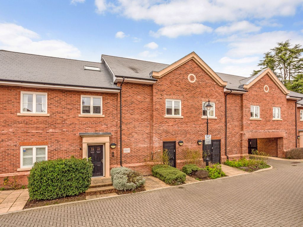 2 bed flat for sale in Portland Crescent, Marlow SL7, £625,000
