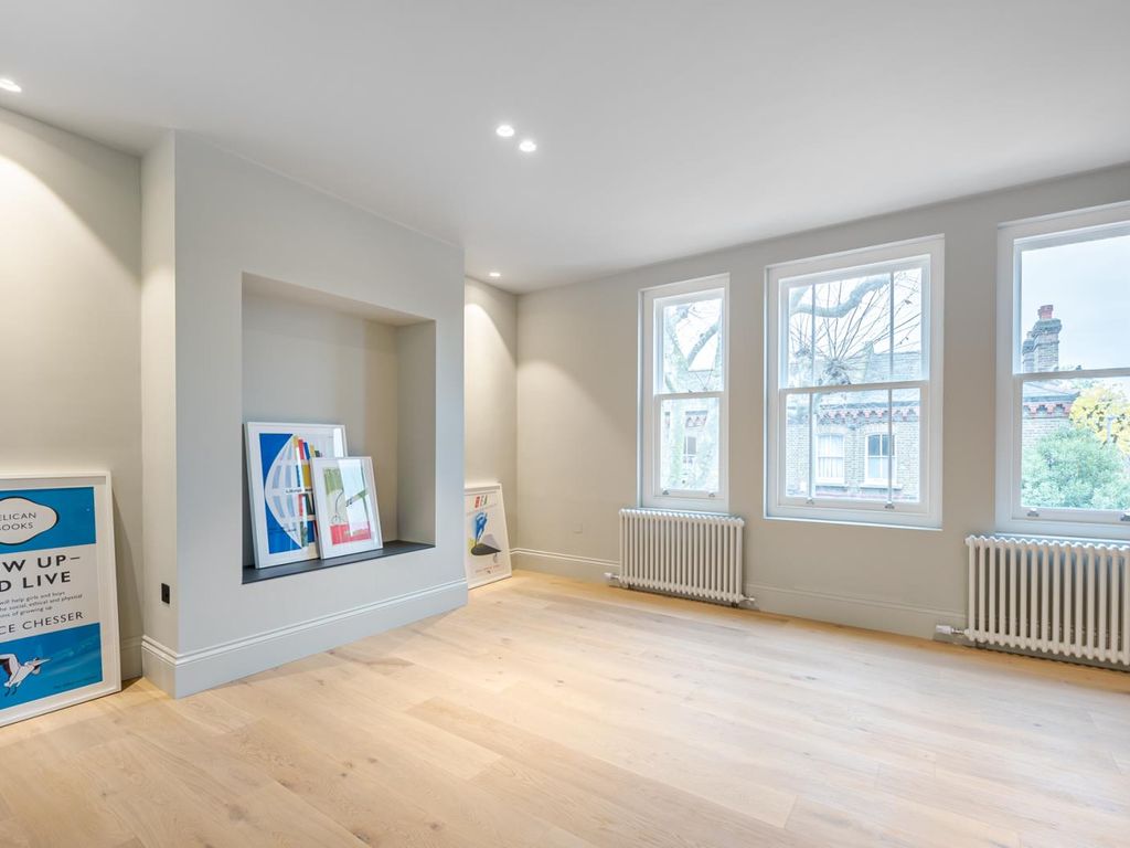 3 bed flat for sale in Grayshott Road, London SW11, £925,000