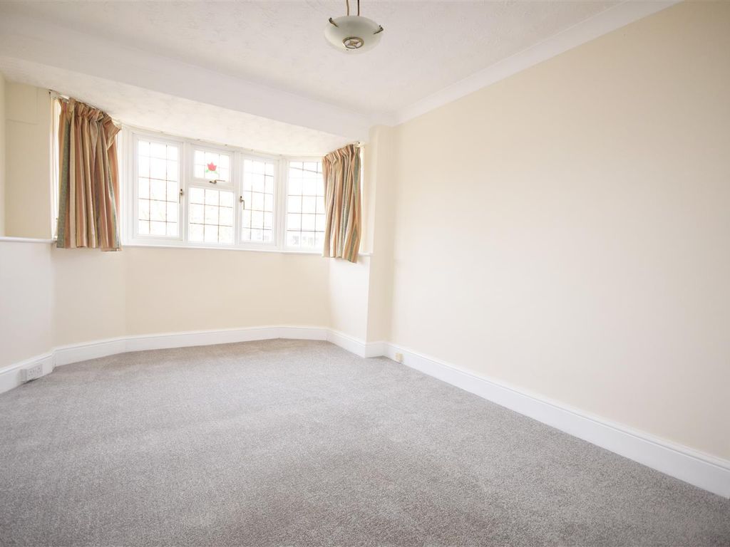 3 bed terraced house to rent in Wiltshire Gardens, Twickenham TW2, £2,450 pcm
