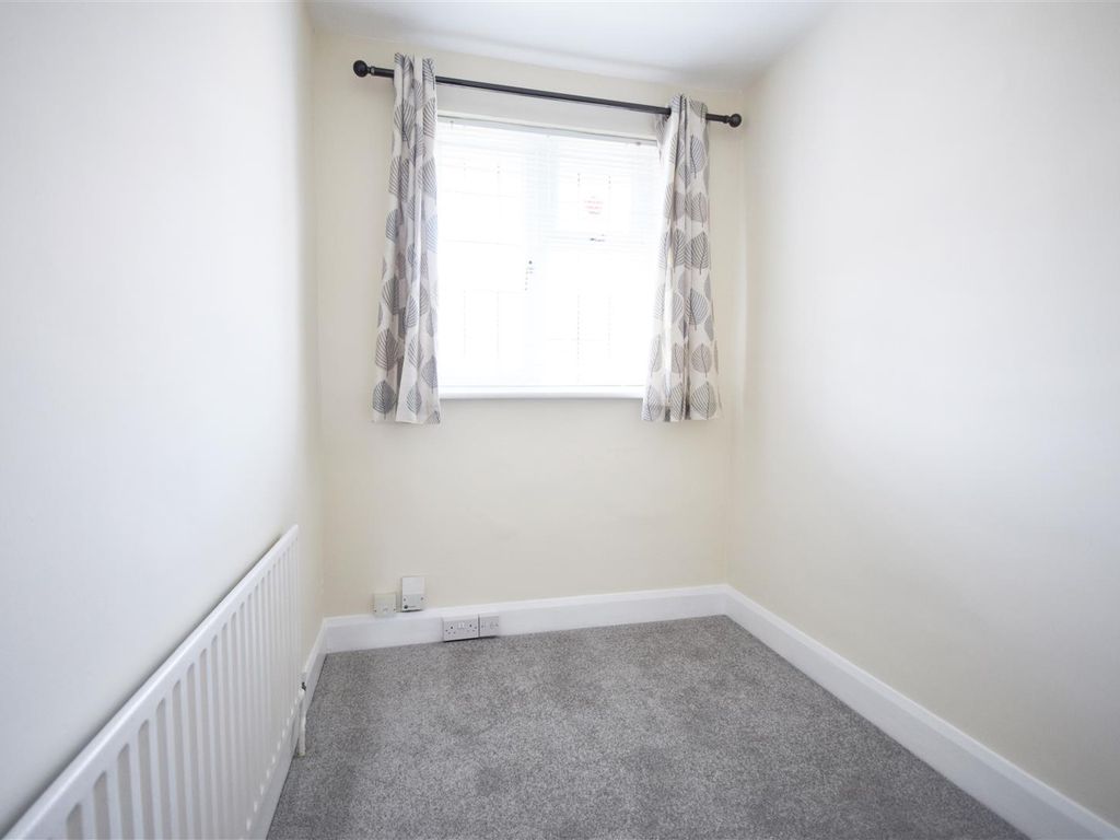 3 bed terraced house to rent in Wiltshire Gardens, Twickenham TW2, £2,450 pcm