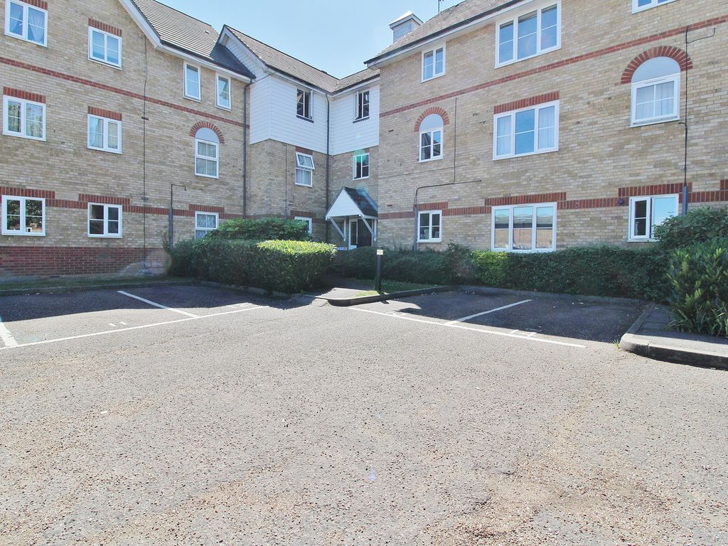 1 bed flat for sale in London Road, Benfleet SS7, £160,000