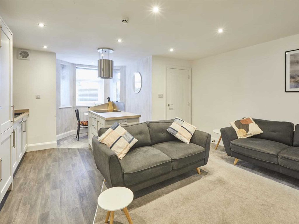 2 bed flat for sale in Crescent Terrace, Whitby YO21, £279,000