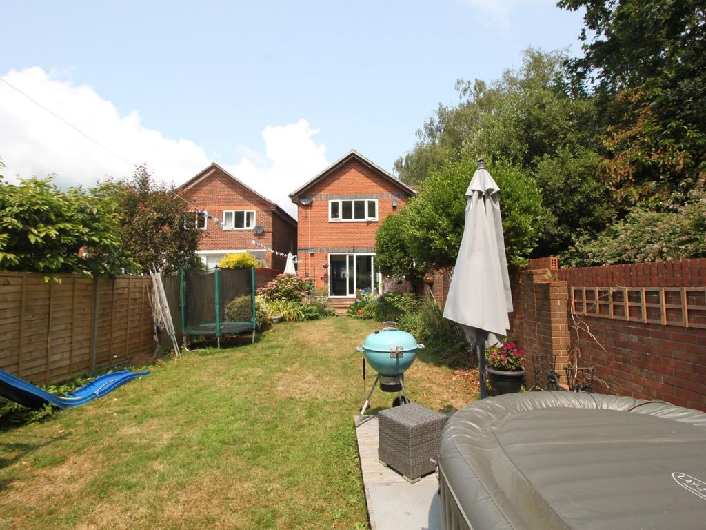 4 bed detached house to rent in The Badgers, Netley Abbey SO31, £1,900 pcm
