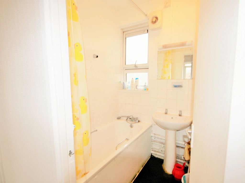 1 bed flat for sale in Ernest Street, London E1, £284,995