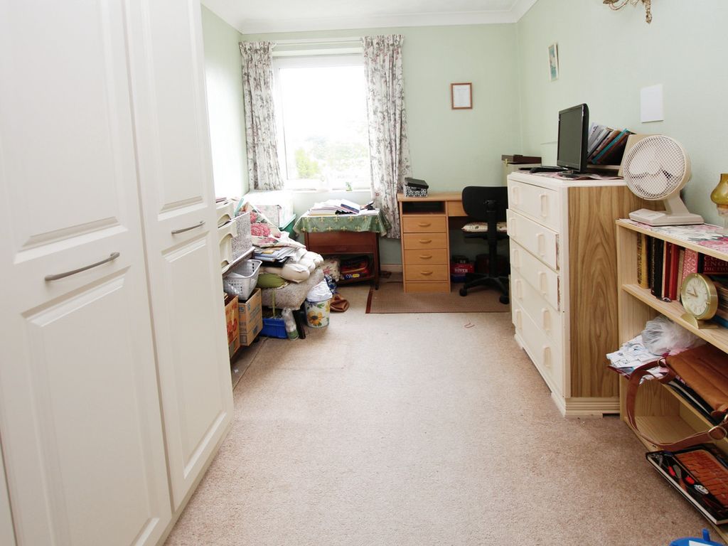 2 bed flat for sale in The Moors, Kidlington OX5, £160,000